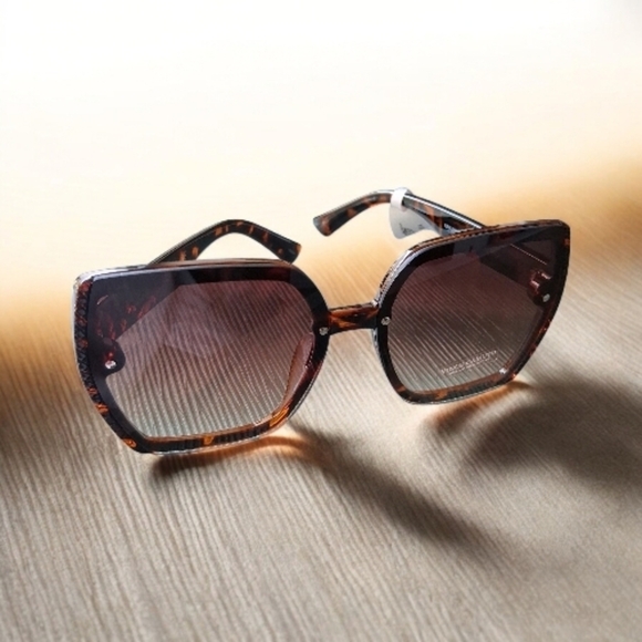 NWT Vince Camuto Brown Tortoise Sunglasses VC1064 main image 4